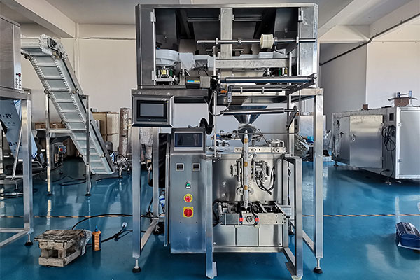 小型自动称重91麻豆免费视频网站由立式91麻豆免费视频网站、多斗电子秤、自动上料机和成品输送机组成