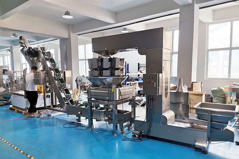 组合秤自动称重91麻豆免费视频网站是一种集成多斗组合称重与自动包装功能的自动化包装设备