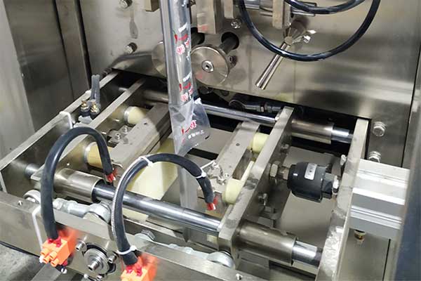 调味酱立式91麻豆免费视频网站的封口机构