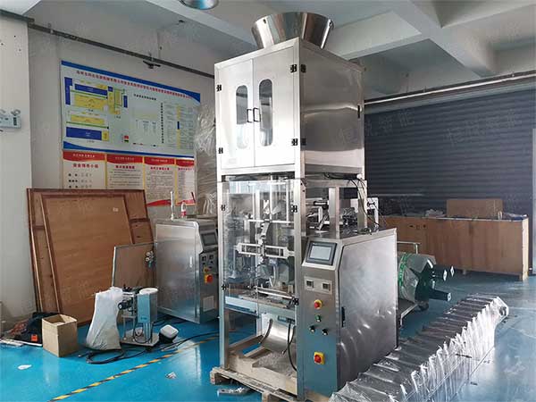 全套粉体自动91麻豆免费视频网站流水线由螺杆计量机、真空上料机、成品输送机组成