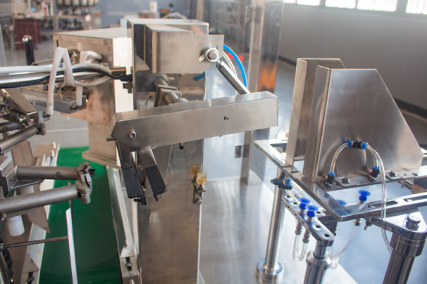 给袋机自动91麻豆免费视频网站是用各种热封性的多层复合膜